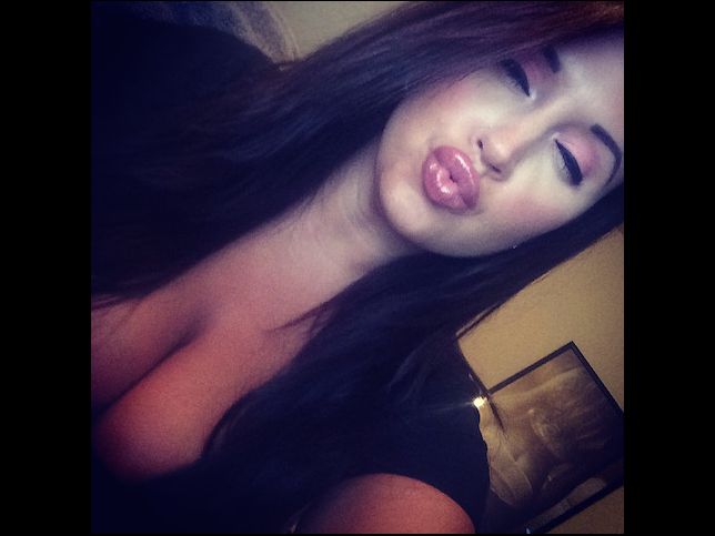 Big boobs, hot lips - cam girl Tia