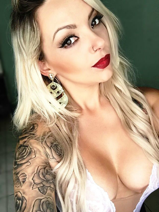Hot & wild blonde cam girl Vanessa - sexchat, striptease on cam