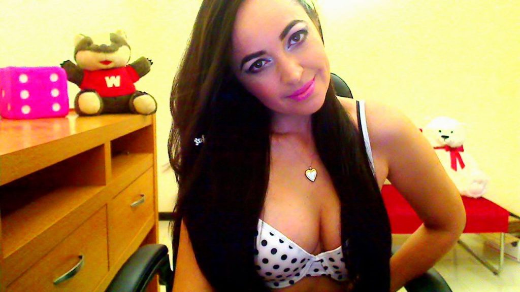 Hot brunette cam chat girl Mia